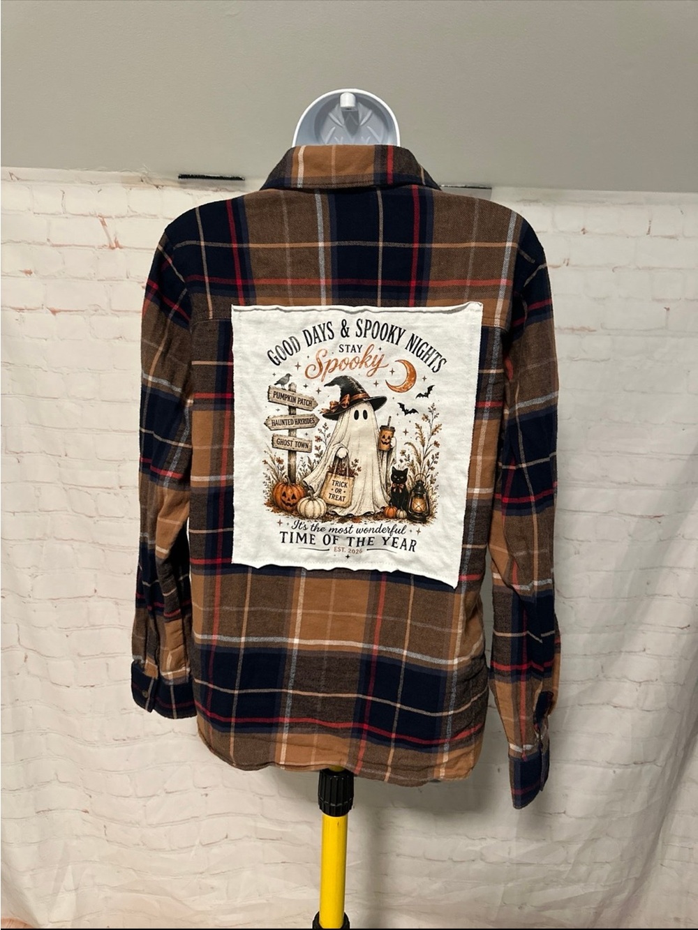 Upcycled Halloween Ghost
Scene Tee Button Down
Shirt Sz L